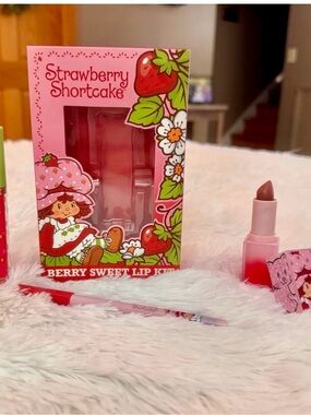 BRAND NEW ~ GlamLite
Strawberry Shortcake Berry Sweet
Lip Kit - Pink